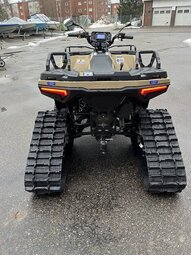 Polaris Sportsman 570 Military Tan teloilla ja puskulevyllä ALE