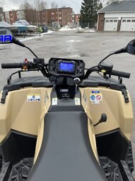 Polaris Sportsman 570 Military Tan teloilla ja puskulevyllä ALE